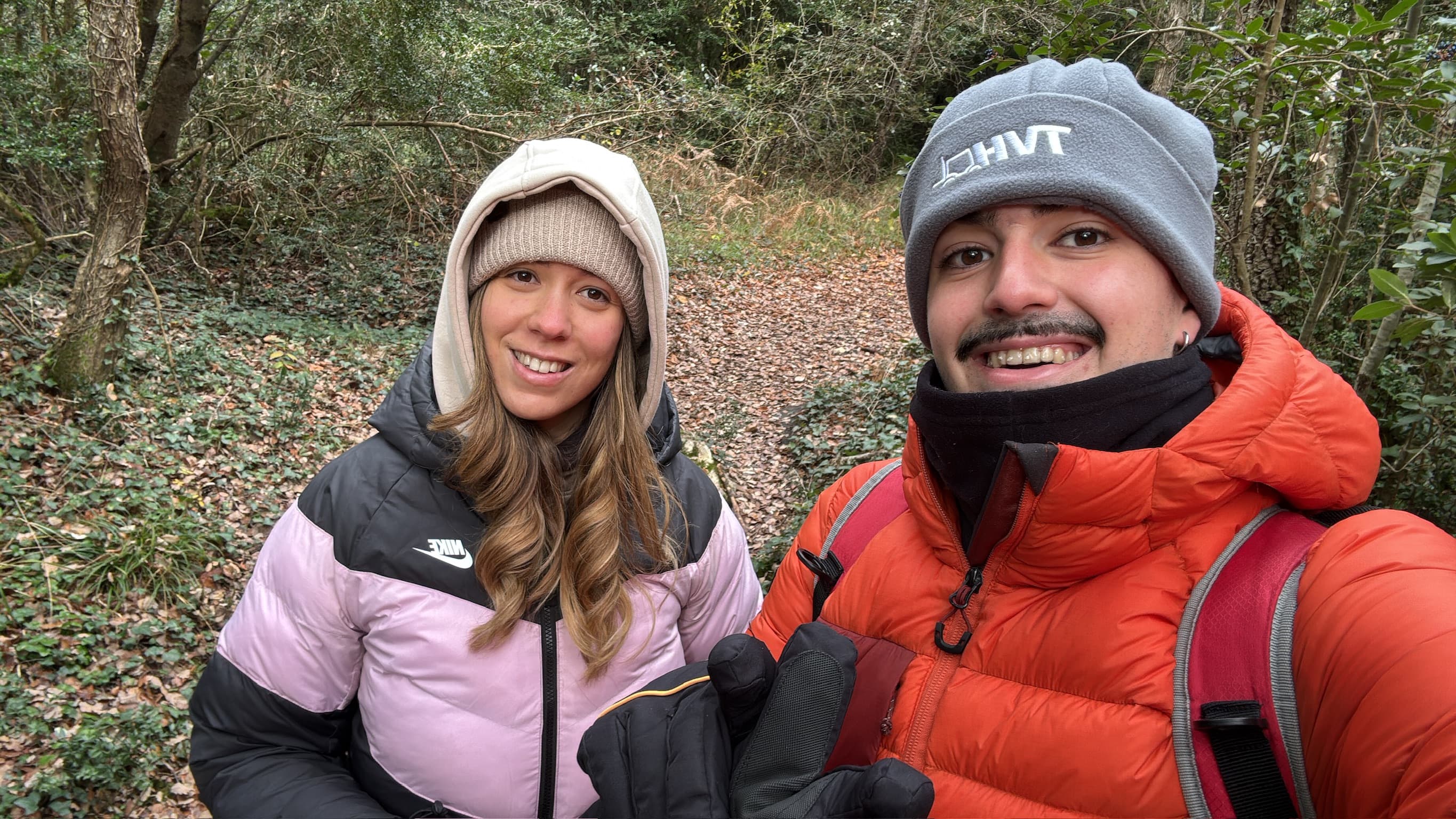 Pareja de espaldas al atardecer