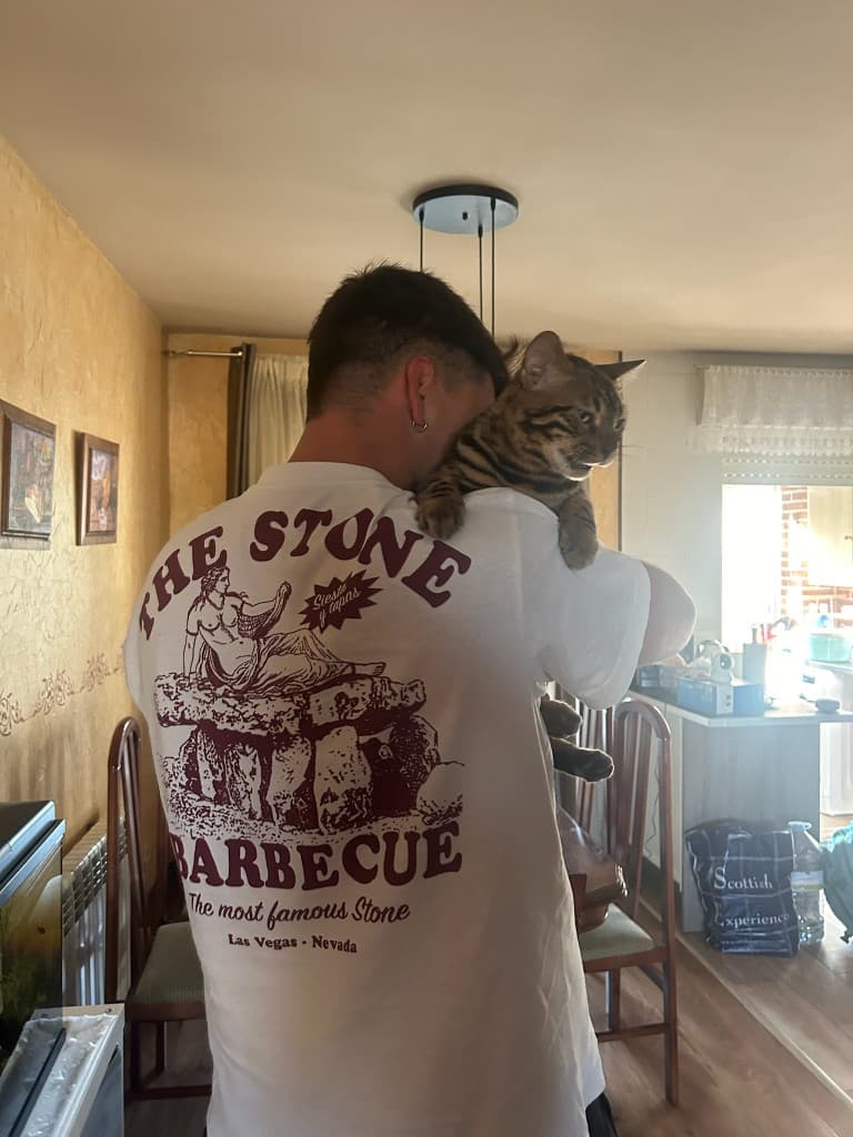 Rocky el gato con Adrián