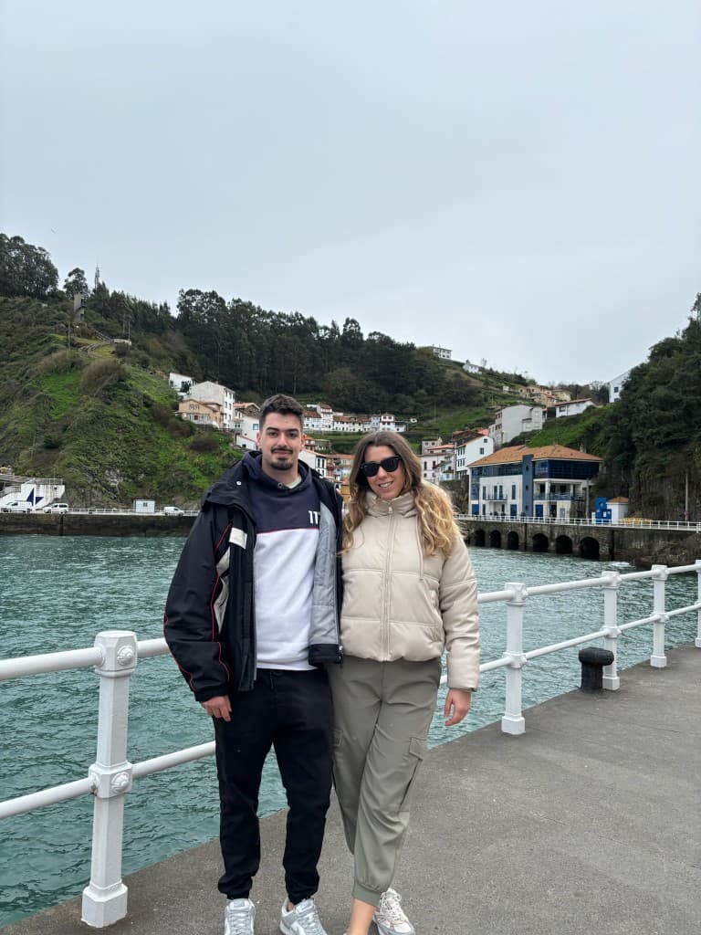 Miriam y Adrián en el paseo marítimo